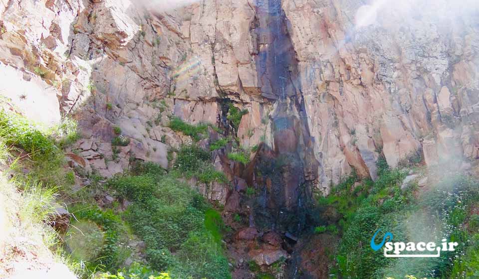 آبشار گله از دیدنی های نزدیک اقامتگاه بوم گردی جیامان - فاروج - روستای مردکانلو